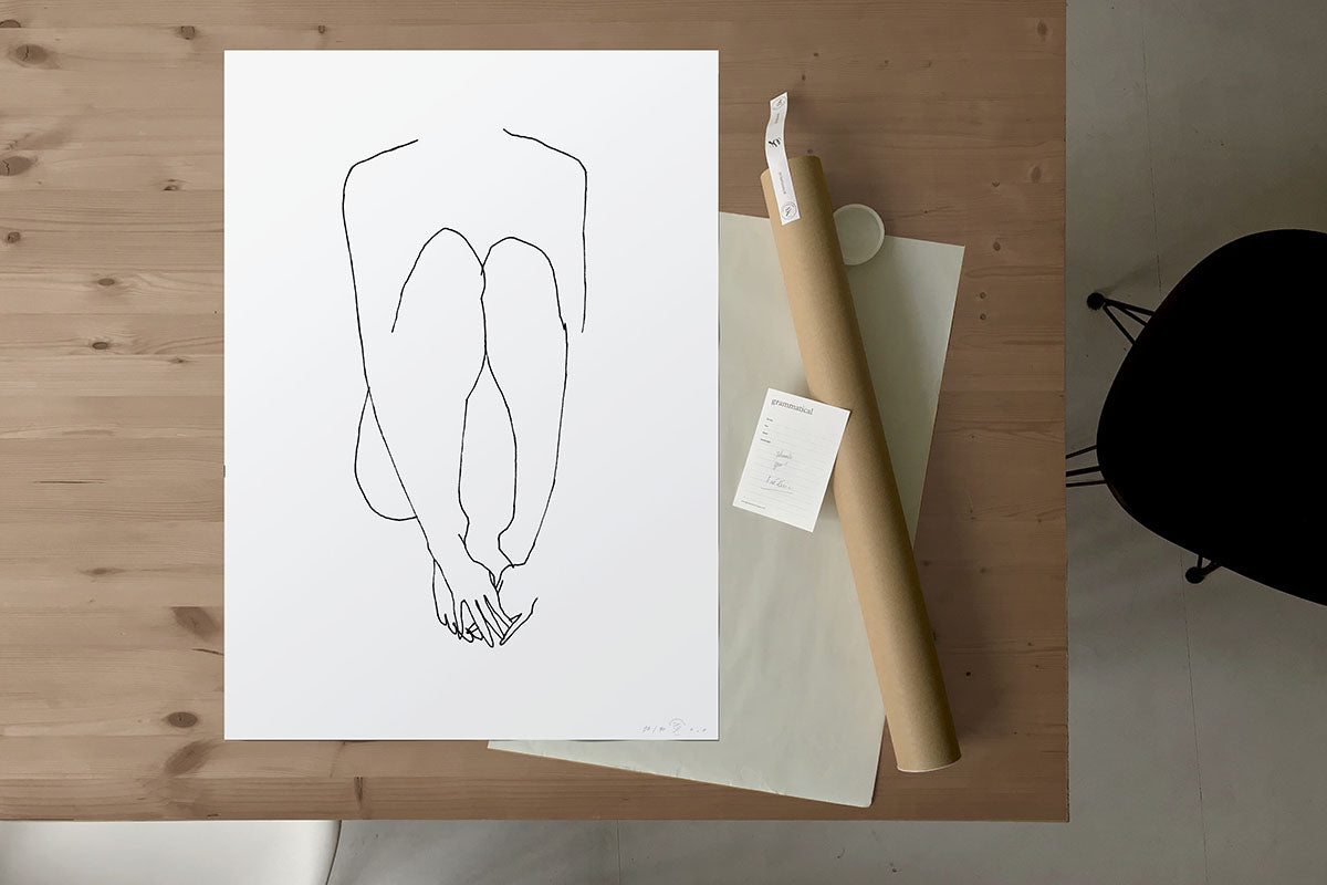 FredericForest_Grammatical_Neutral_MinimalDrawingArt_50x70cm_WomanSitting3_Package