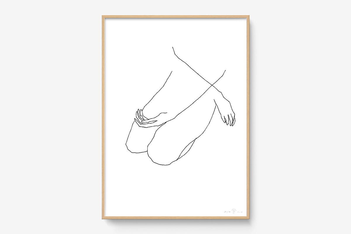 FredericForest_Grammatical_Print_MinimalDrawingArt_50x70cm_WomanSitting2_Framed_Natural
