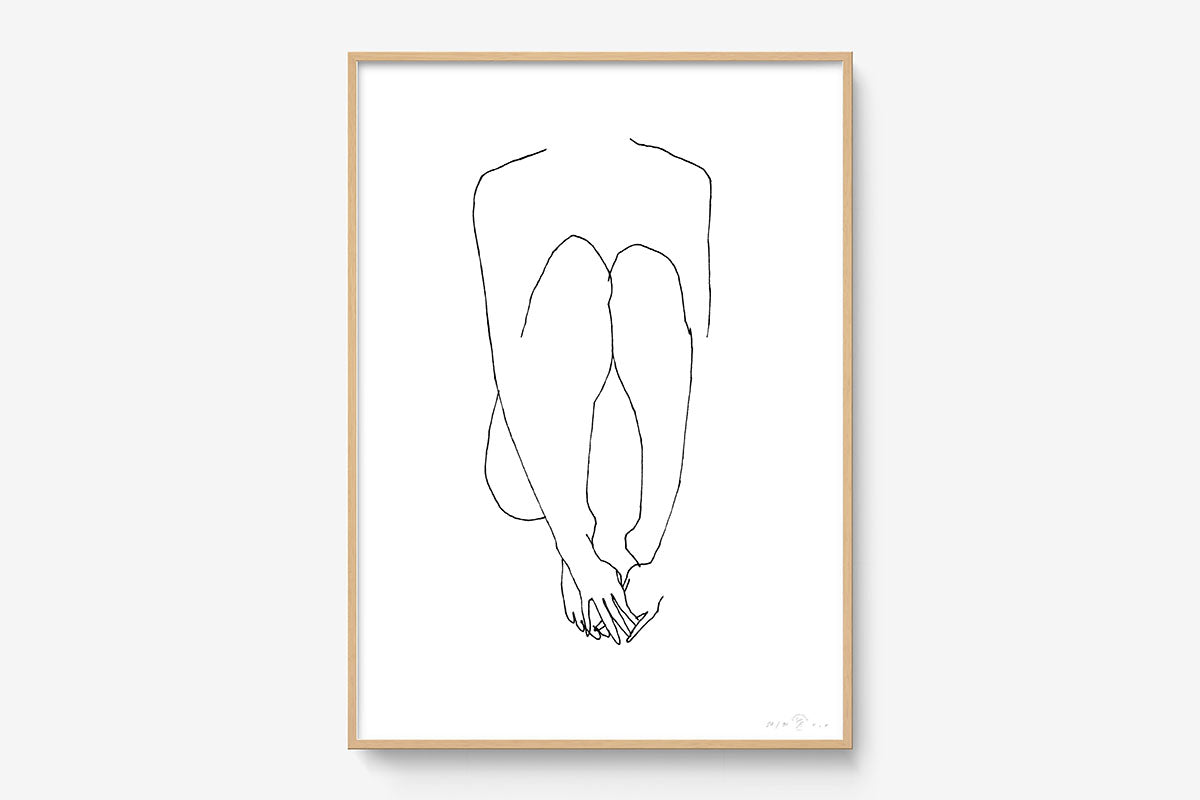 FredericForest_Grammatical_Print_MinimalDrawingArt_50x70cm_WomanSitting3_Framed_Natural