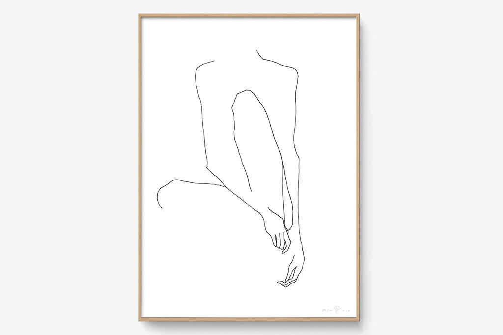 FredericForest_Grammatical_Print_MinimalDrawingArt_70x100cm_WomanSitting1_Framed_Natural
