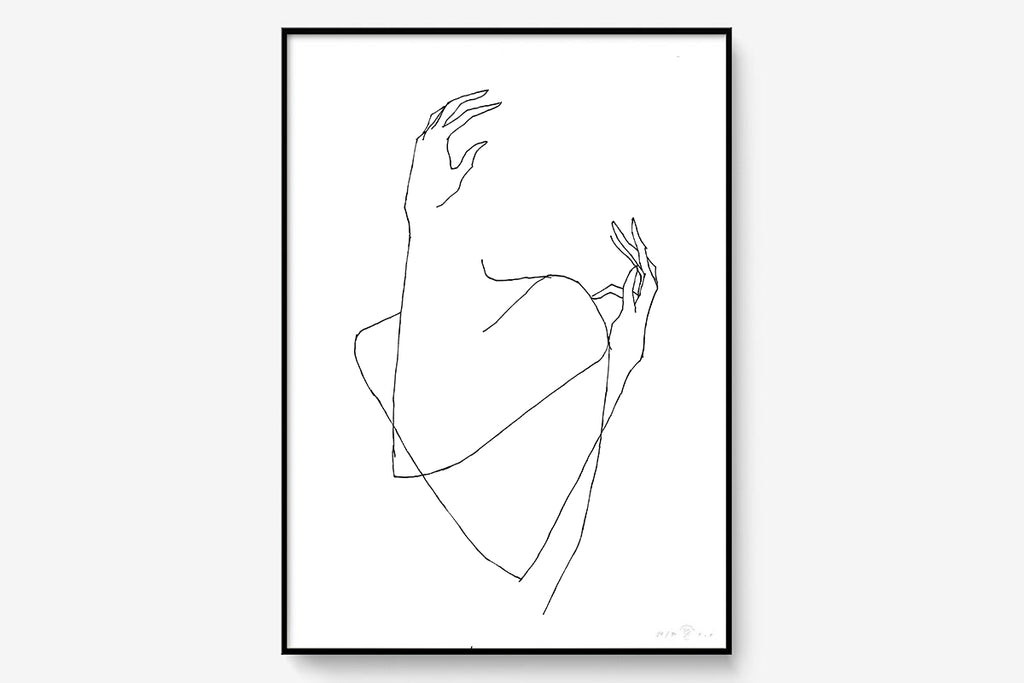 cadre-noir-50x70cm_Woman-Dancing-With-Her-Hands.jpg